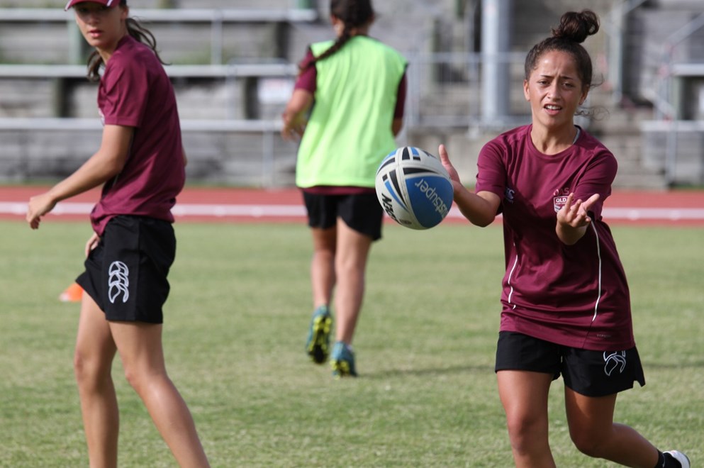 Courtney Tamati passes the ball at the 2017 Under 15 QAS Girls camp.