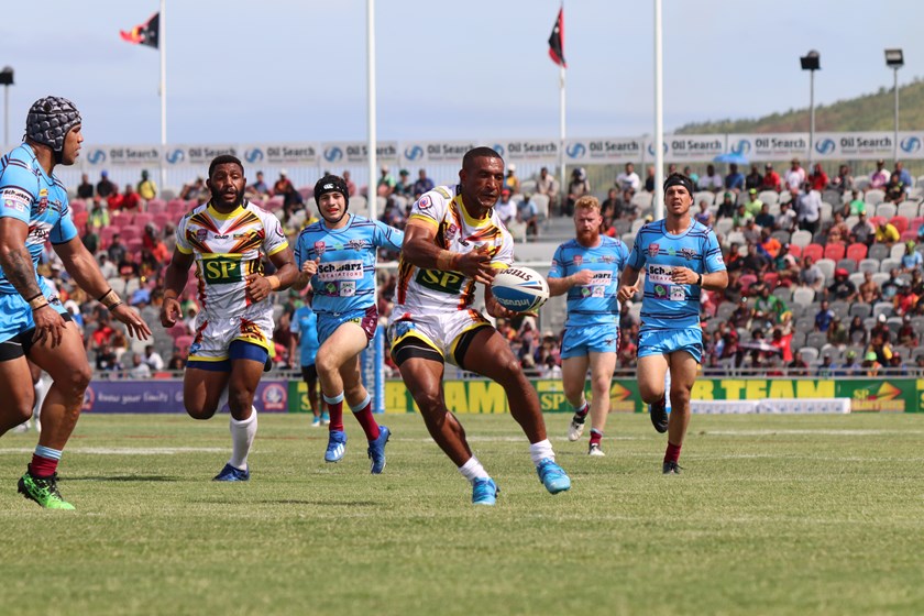 Joe Joshua passes the ball in the trial against the CQ Capras. Photo: PNG Hunters Media