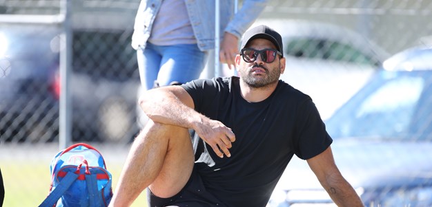 Inglis spends day off supporting women's league