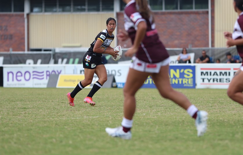 Karli Hansen with the ball for Tweed Seagulls. Photo: Dylan Parker / QRL