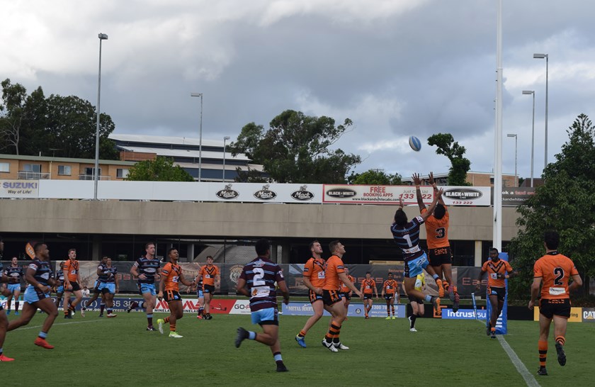 Going up for the kick. Photo: Mel Tabet / QRL