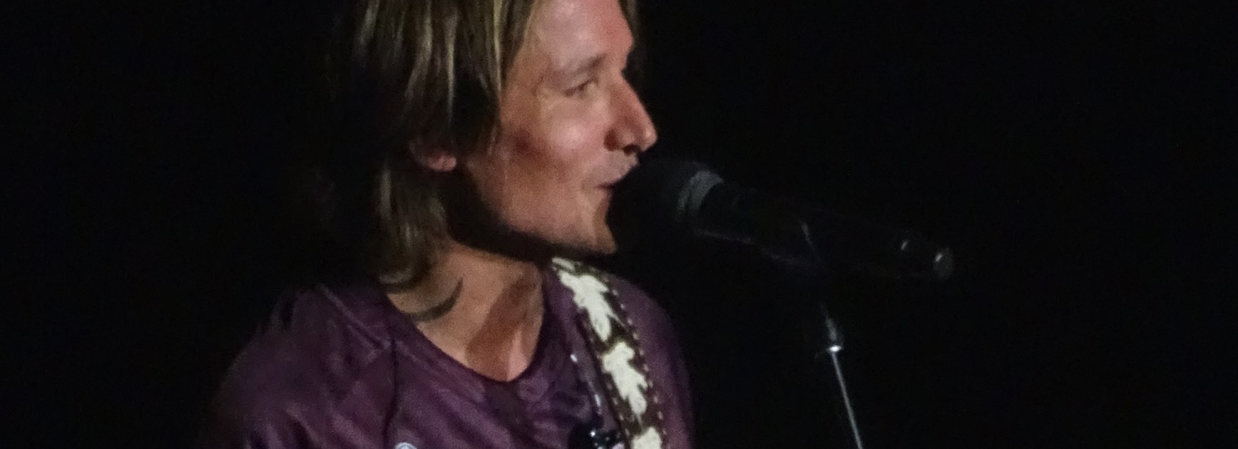 Keith Urban rocks out in Maroons jersey