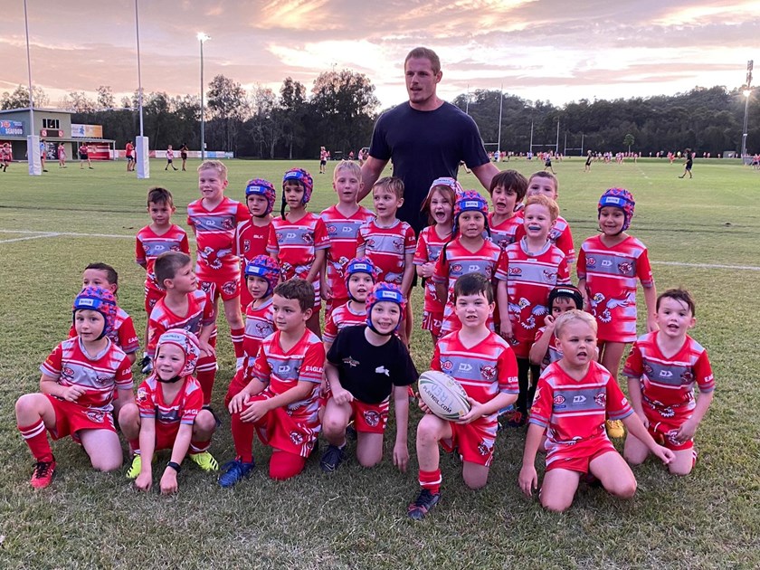 NRL player Tom Burgess meets the Currumbin Eagles under 7s team.