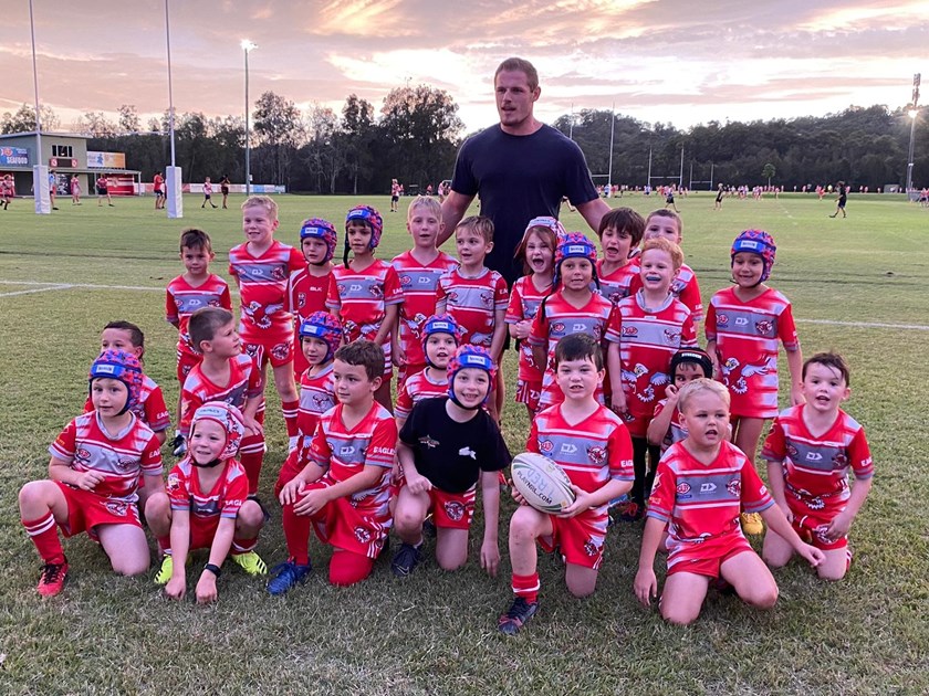 NRL player Tom Burgess meets the Currumbin Eagles under 7s team.
