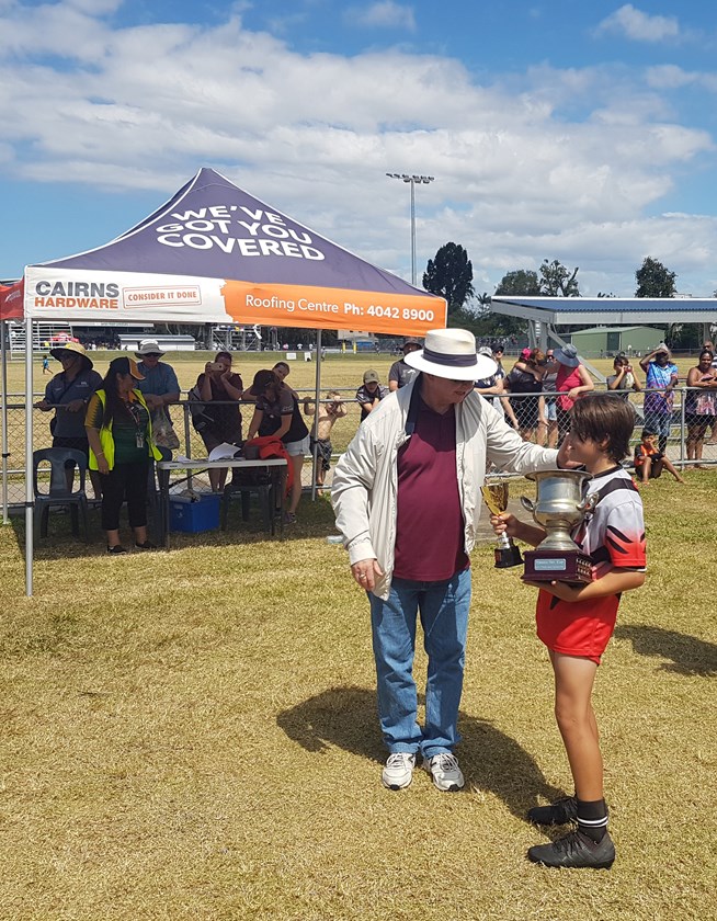 Honourable Warren Pitt AM presented the trophies and congratulated the winning captain of the Redlynch Razorbacks team. 