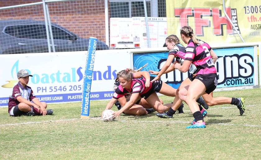 Lilly Green scores for West Brisbane Panthers. Photo: Jorja Brinums / QRL