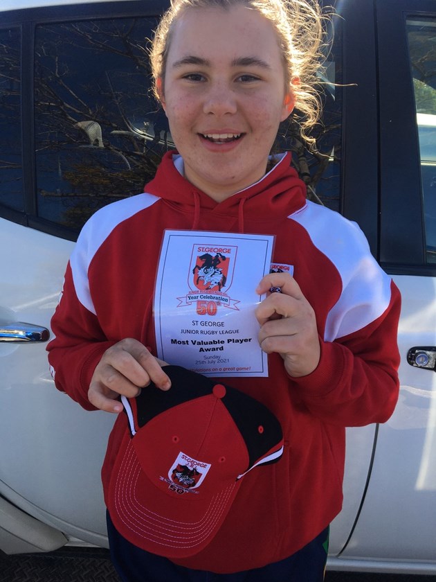 Elle winning the St George JRL most valuable player award in 2021.