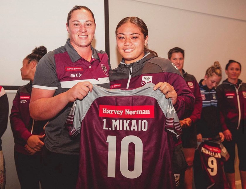 Lyllian Mikaio being presented with her Queensland Under 18 jersey by Harvey Norman Queensland Maroons legend Steph Hancock. Photo: QRL 