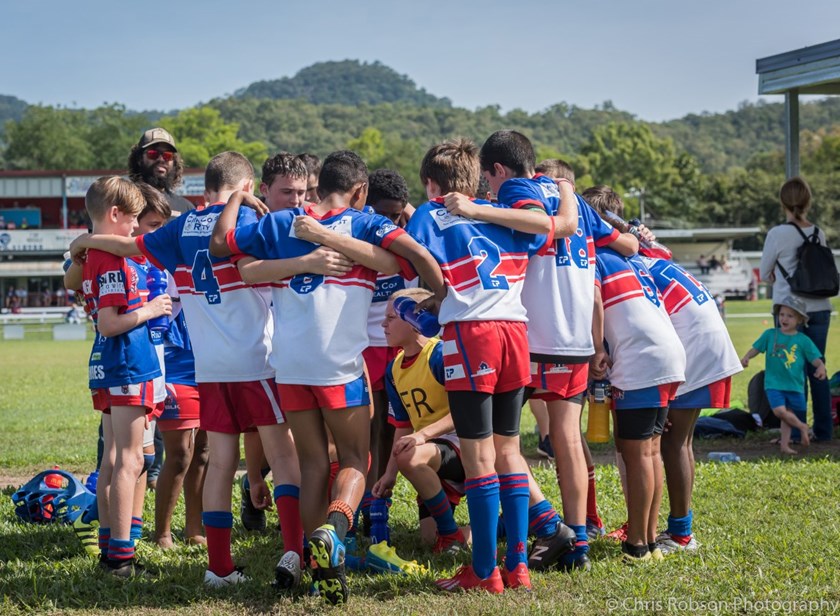 Ivanhoes junior team huddle. Photo: Chris Robson