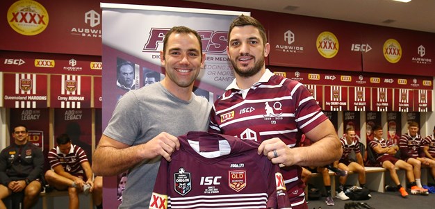 Smith presents Gillett with 20th Maroons jersey