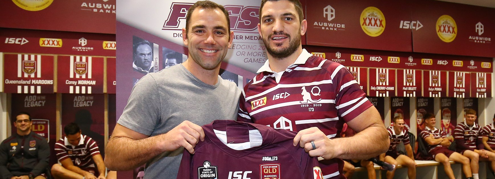 Smith presents Gillett with 20th Maroons jersey