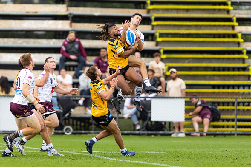 Nat McGavin and Curtis Dansey-Smaller go up for a high ball. Photo: Erick Lucero / QRL