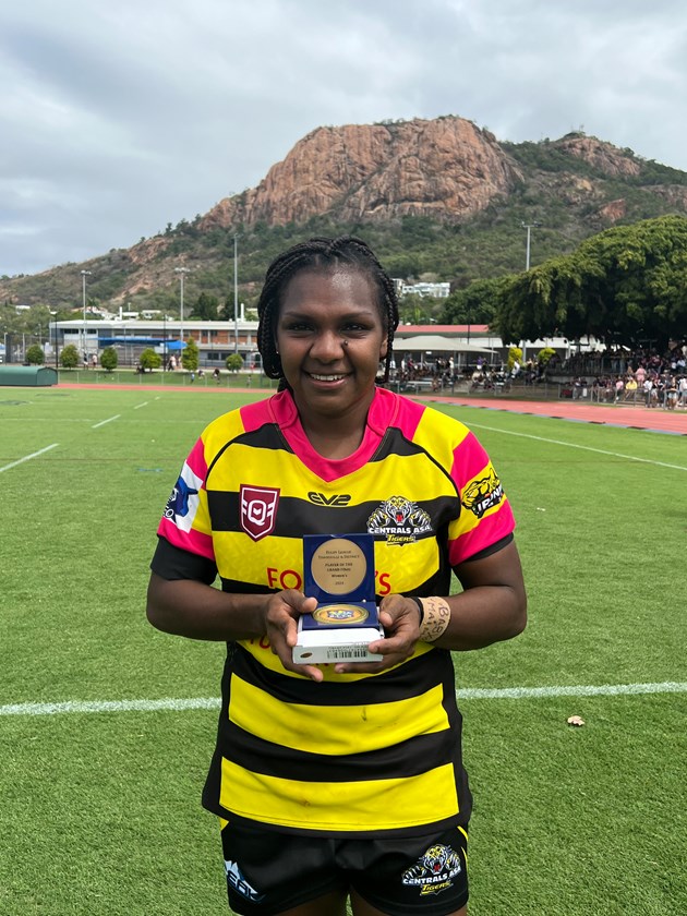 Gagie Mackie Namok with her player of the match award. 