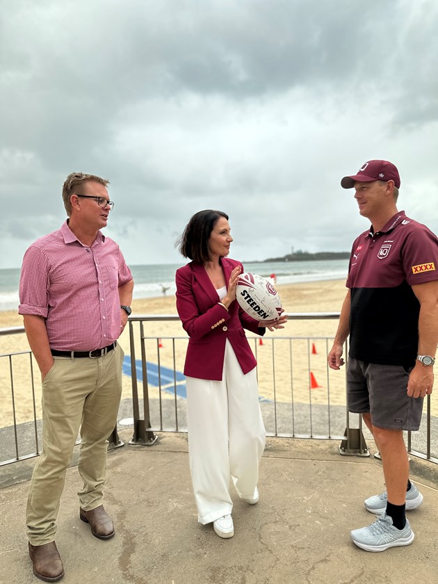 Ottaway (L), Natoli, Cross (R) discuss the Maroons movements. 